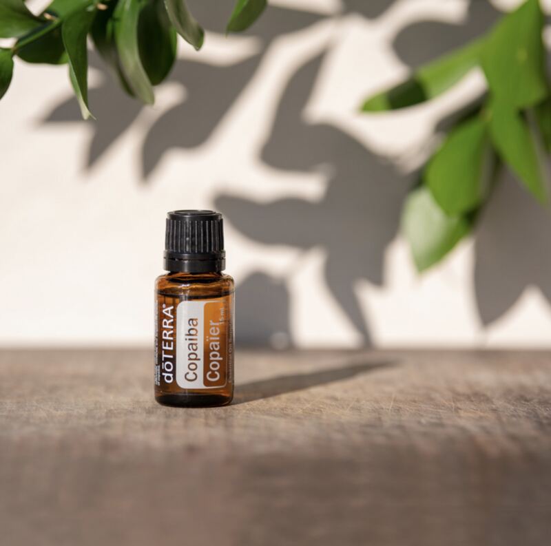 doTERRA Copaiba ätherisches Öl mit Blättern