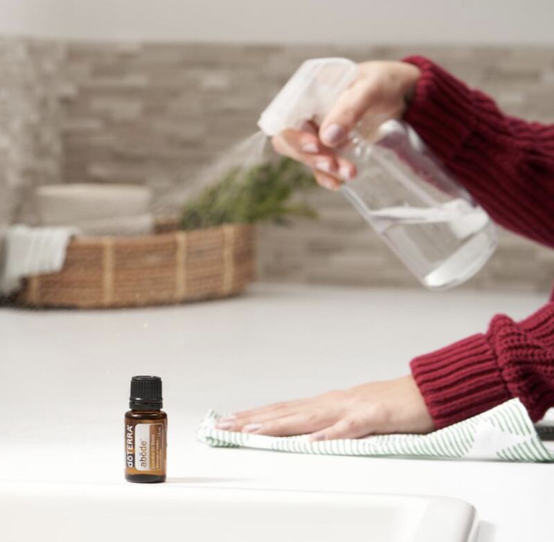Frau reinigt mit doTERRA On Guard Öl